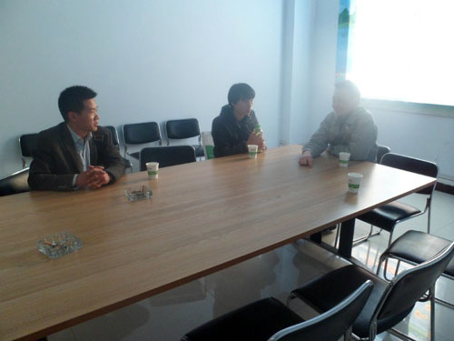 正在和（hé）林州客戶（hù）溝通飼（sì）料顆粒機價格